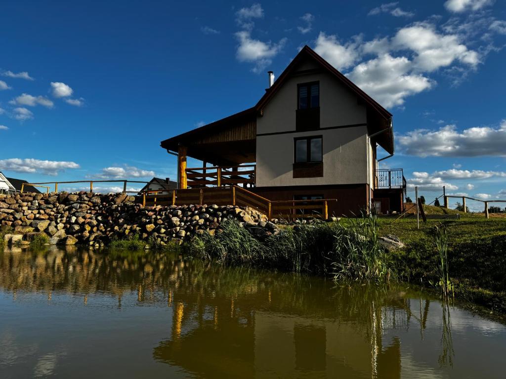 Domek nad oczkiem wodnym z pomostem