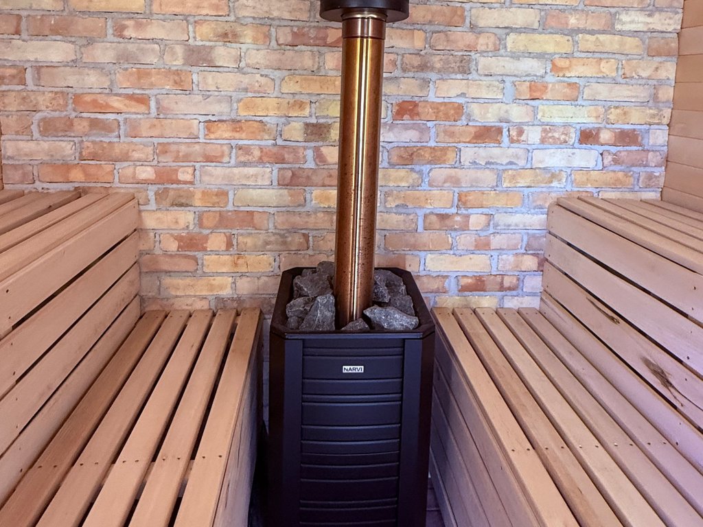 Sauna – piec opalany drewnem i ceglana ściana