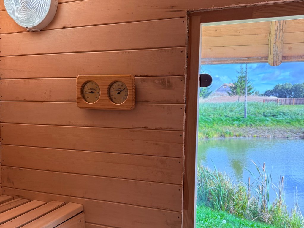 Sauna – termometr i widok na oczko wodne